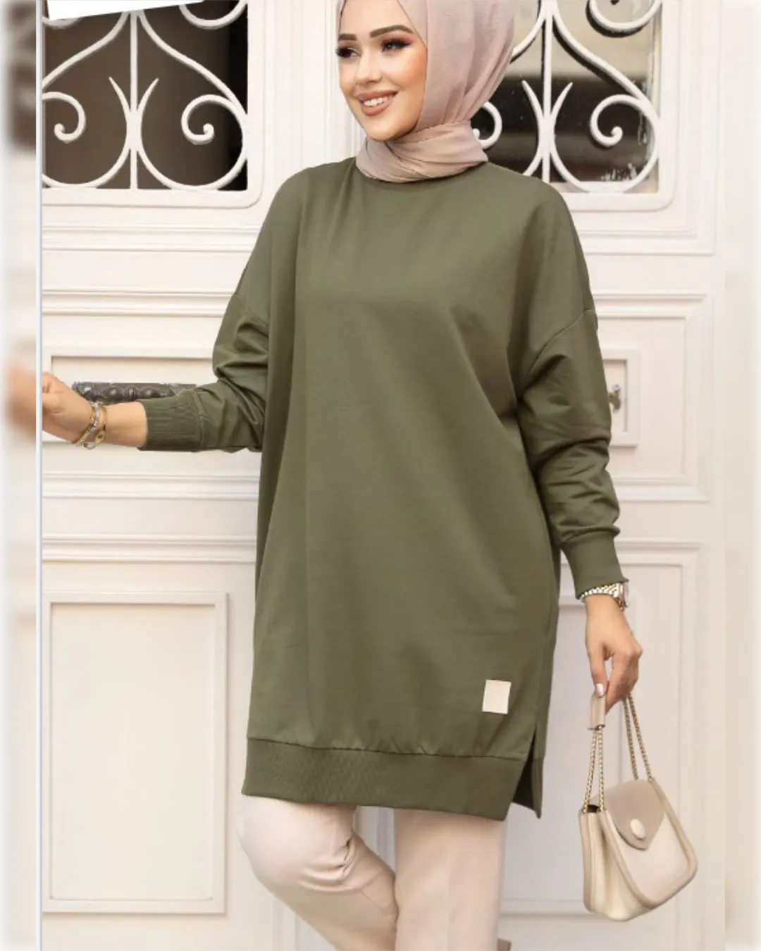 Cozy Long Cotton Blouse in Olive Green Shade   بلوزة رياضية قطنية دافئة باللون الأخضر الزيتوني الجميل